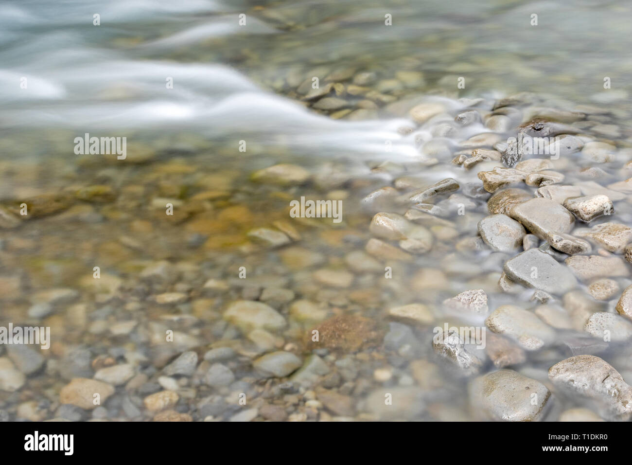 Une longue exposition river rocks Banque D'Images