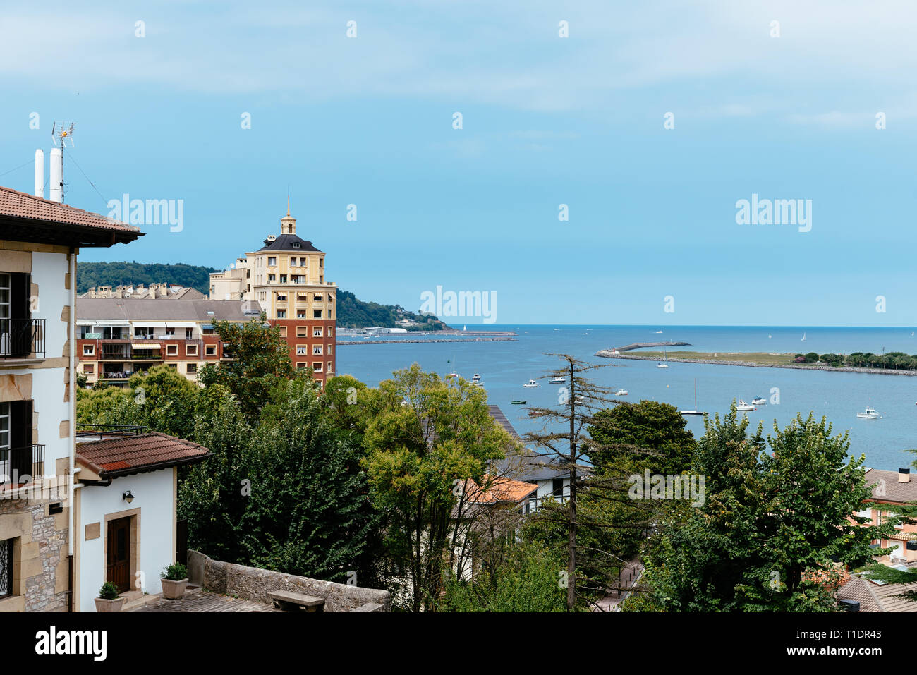 Voir d'Hondarribia Fontarrabie, de l'ancien ville haute. C'est une ville frontière sur un promontoire face à la baie de Txingudi Hendaye plus. Banque D'Images
