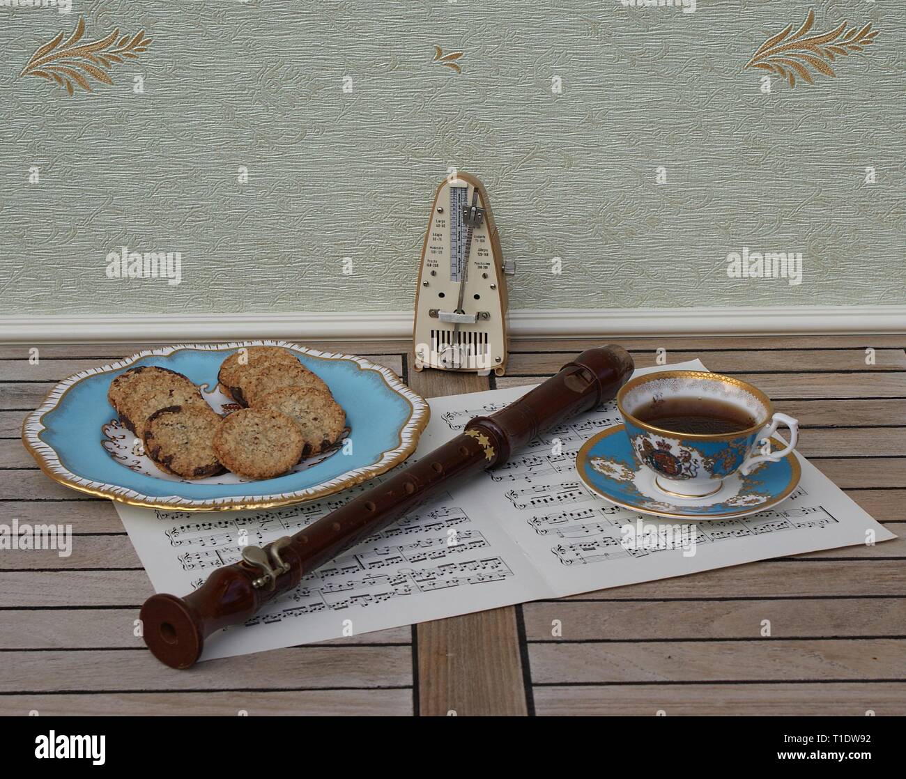Tasse Et Soucoupe En Anglais Avec Un Gateau Avec Les Cookies Porcelaine Fine Bone China Metronome Pour La Musique Et Une Flute De Bloc Sur Une Feuille De Musique Photo Stock Tasse Et Soucoupe En Anglais Avec Un Gateau Avec Les Cookies Porcelaine Fine Bone China Metronome Pour La Musique Et Une Flute De Bloc Sur Une Feuille De Musique Photo Stock