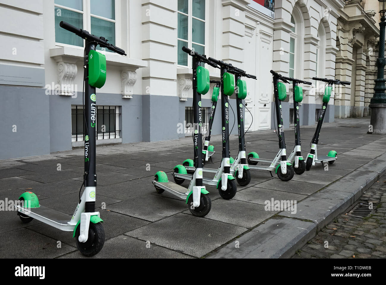 16.12.2018, Bruxelles, Bruxelles-Capitale, Belgique - l'E-scooter de la société américaine de la chaux sur un trottoir en face d'un bâtiment historique. 00R181216D07 Banque D'Images