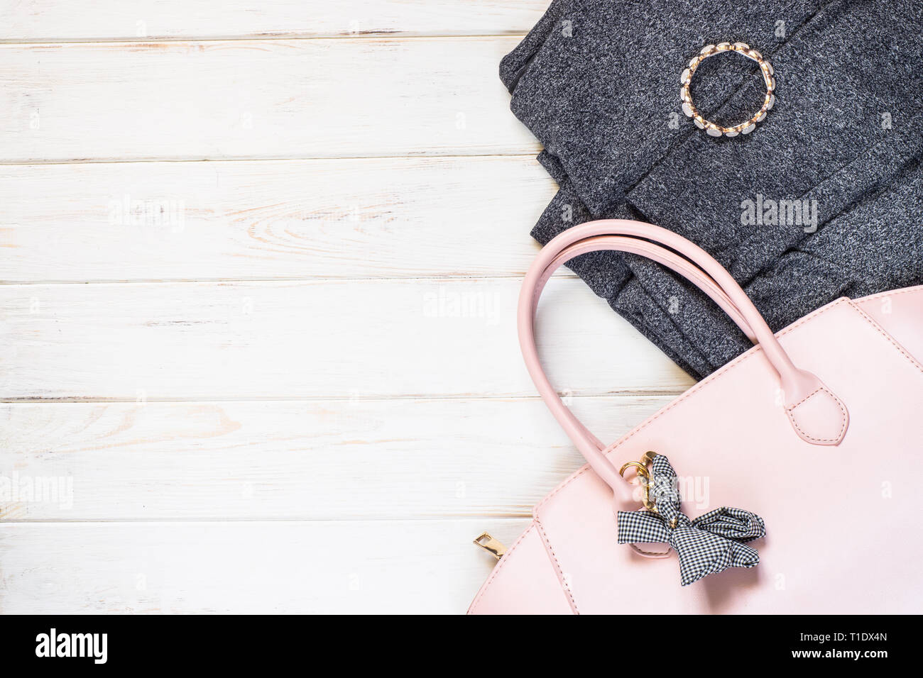 Vêtements et accessoires pour femme en rose et gris Banque D'Images