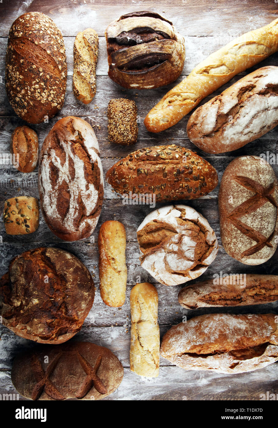 Différentes sortes de pain et des petits pains à bord à partir de cidessus. Cuisine ou de la