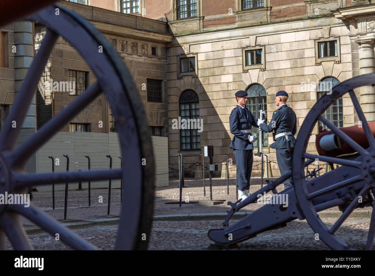 Stockholm, Suède - Juin 2016 : changement de la garde royale Guardsman près du Palais royal suédois Banque D'Images