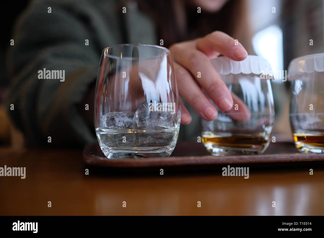 Dégustation de Whisky Whisky en usine à Hokkaido, Japon Banque D'Images
