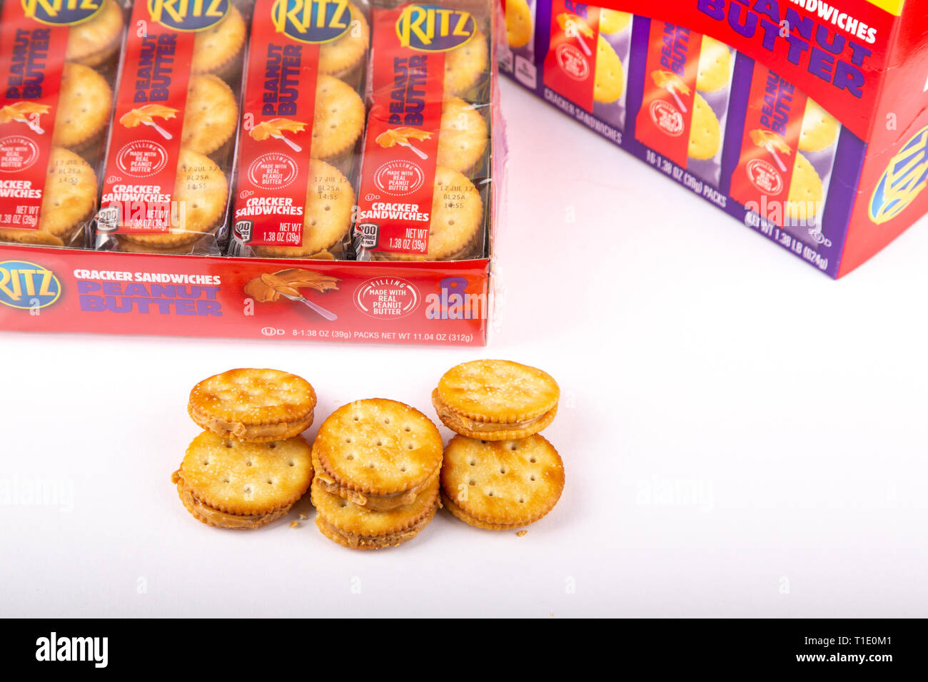 Ritz Crackers de beurre d'arachide sur fond blanc avec des paquets Banque D'Images