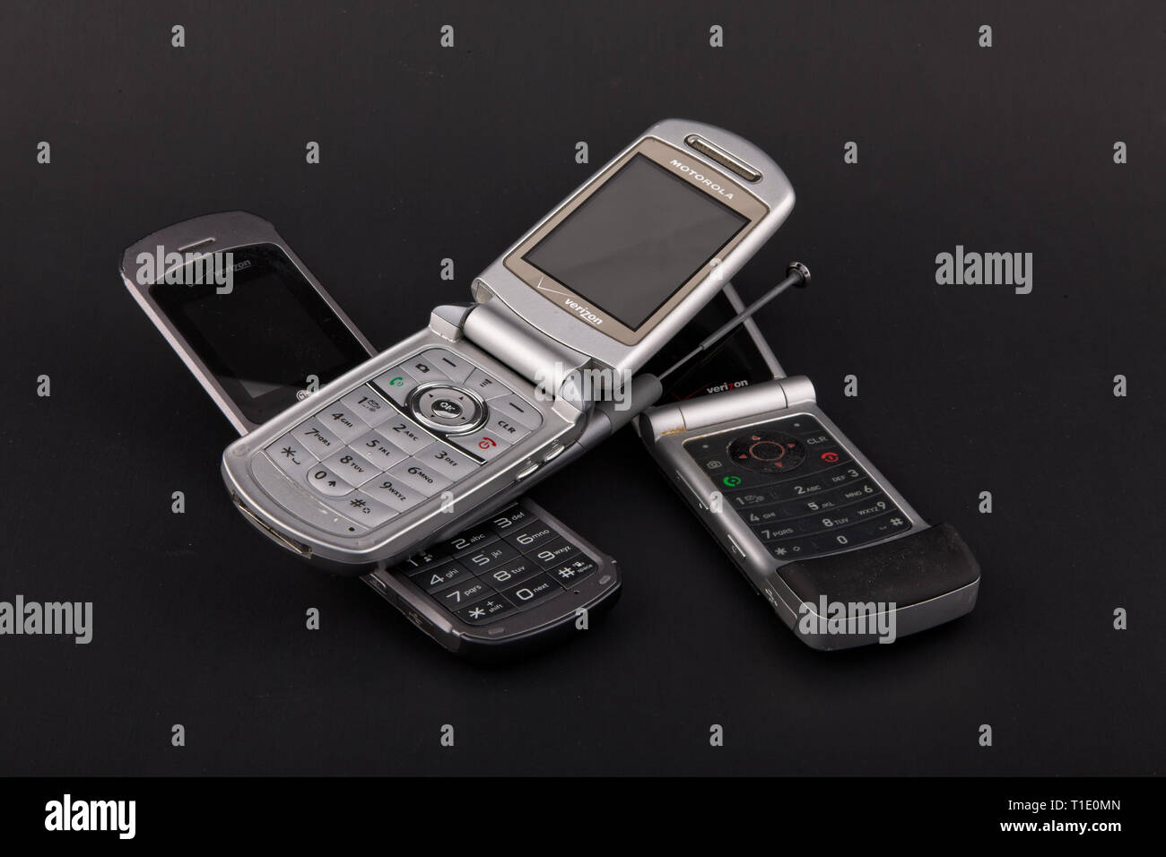 Trois téléphones flip sur fond noir Banque D'Images