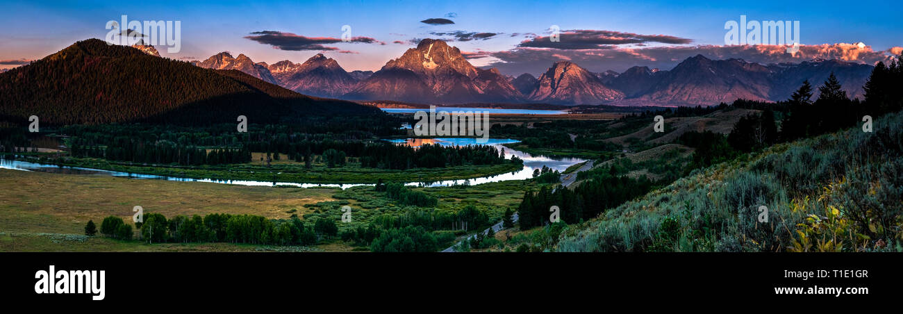 Panorama expansif capture un grand teton lever du soleil au-dessus de la vue typique d'Oxbow Bend. Banque D'Images