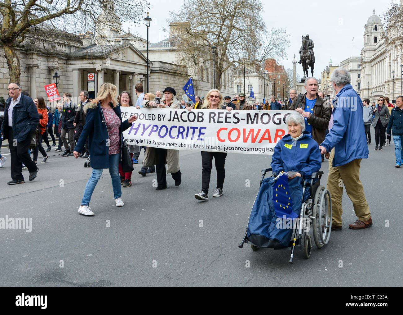 Londres, Angleterre, Royaume-Uni. 23 mars 2019. Vote du peuple contre la marche de protestation contre le Brexit à Whitehall - Jacob Rees-Mogg, hypocrite, bannière de protestation de Coward Banque D'Images