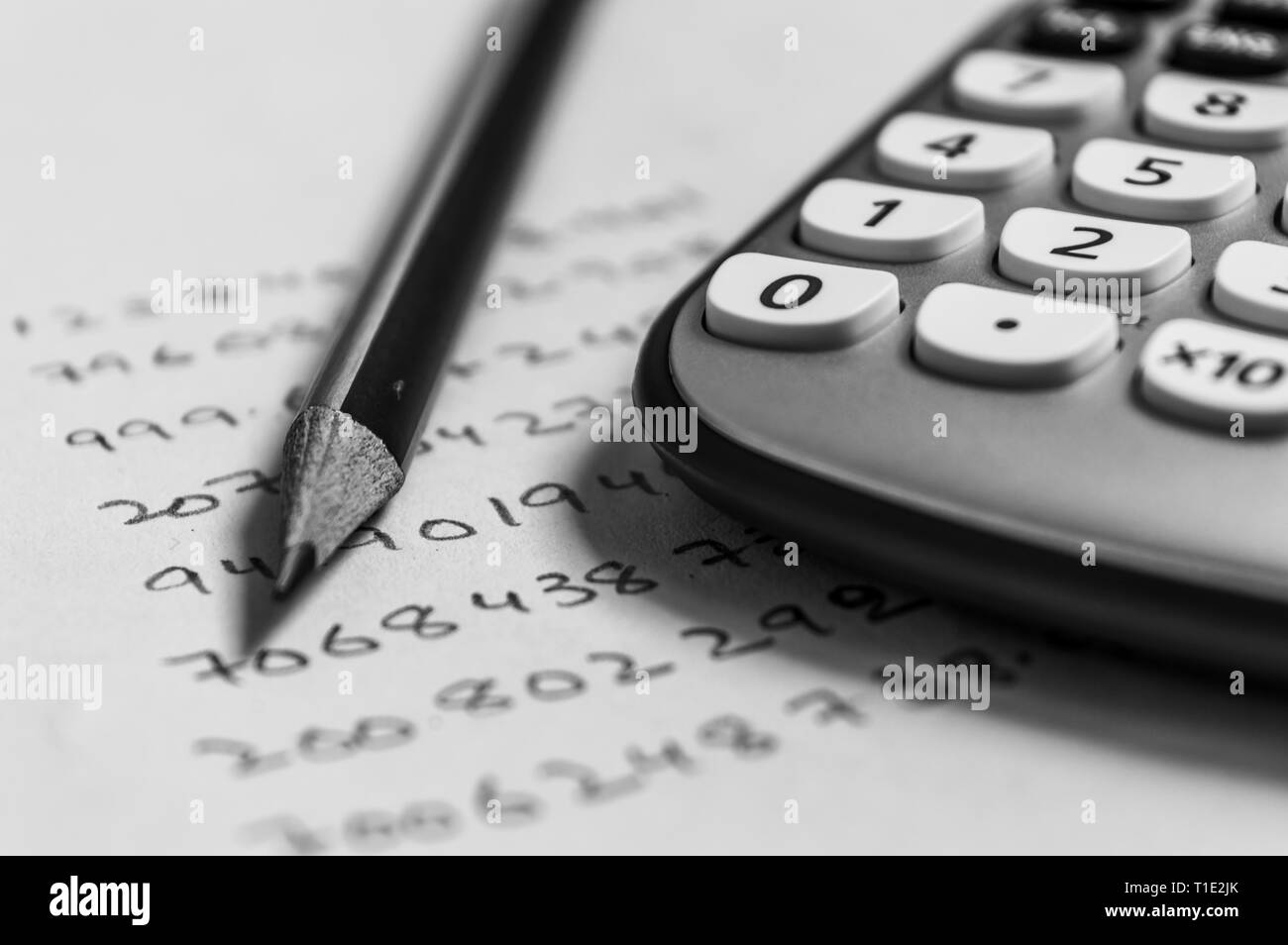 Problèmes de maths avec un crayon et une calculatrice Banque D'Images