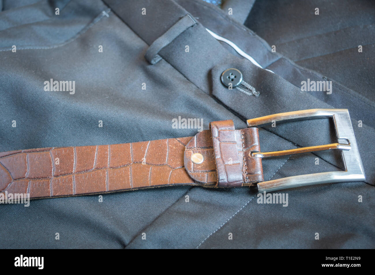 Une ceinture en cuir marron tenus sur une presse à pantalons pantalon  formel Photo Stock - Alamy