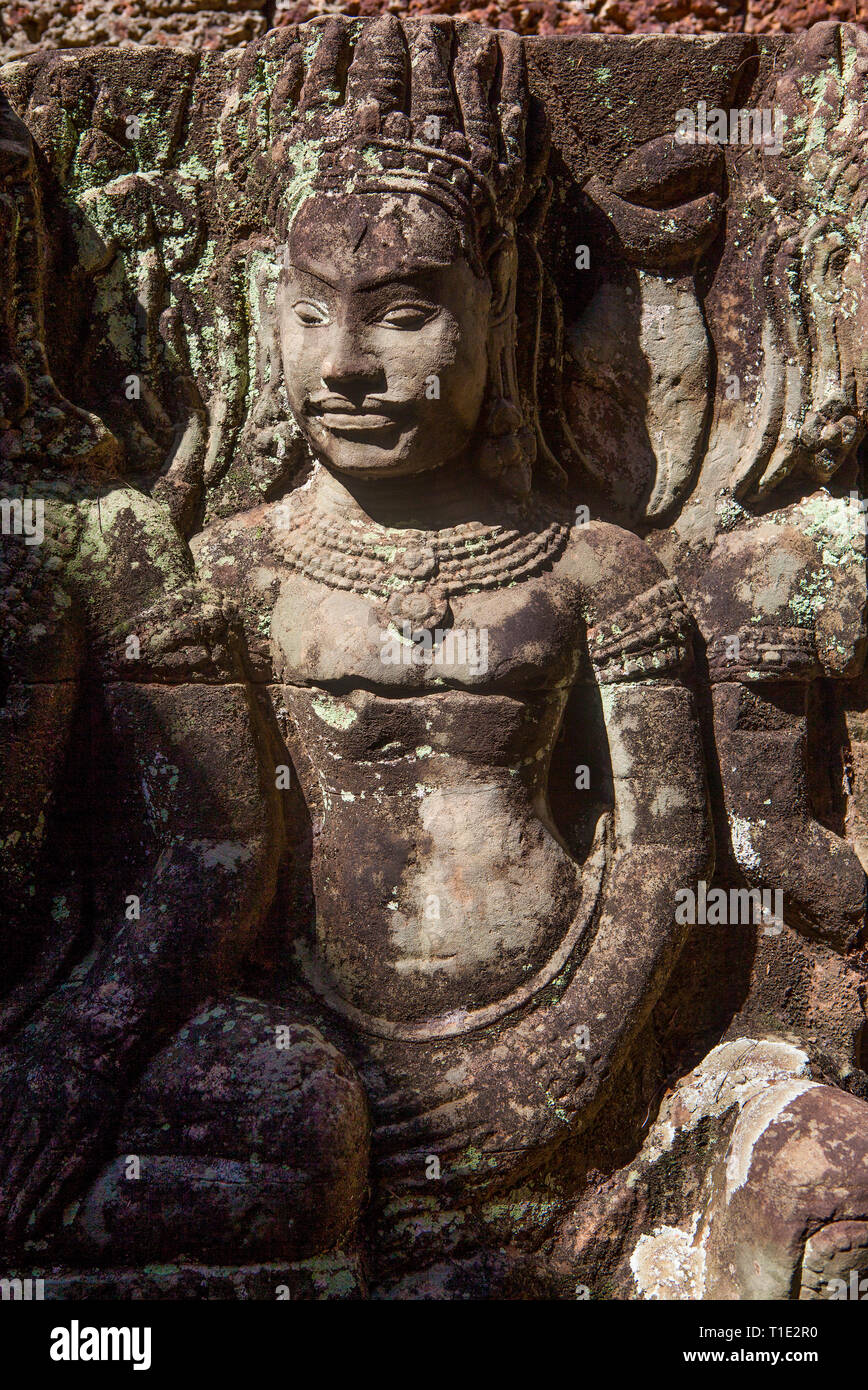 Bas-relief du 10ème siècle en grès sculpture d'une danseuse apsara sur un mur de la Terrasse des éléphants à Angkor Thom temple complexe, Siem Reap, Cambodge. Banque D'Images