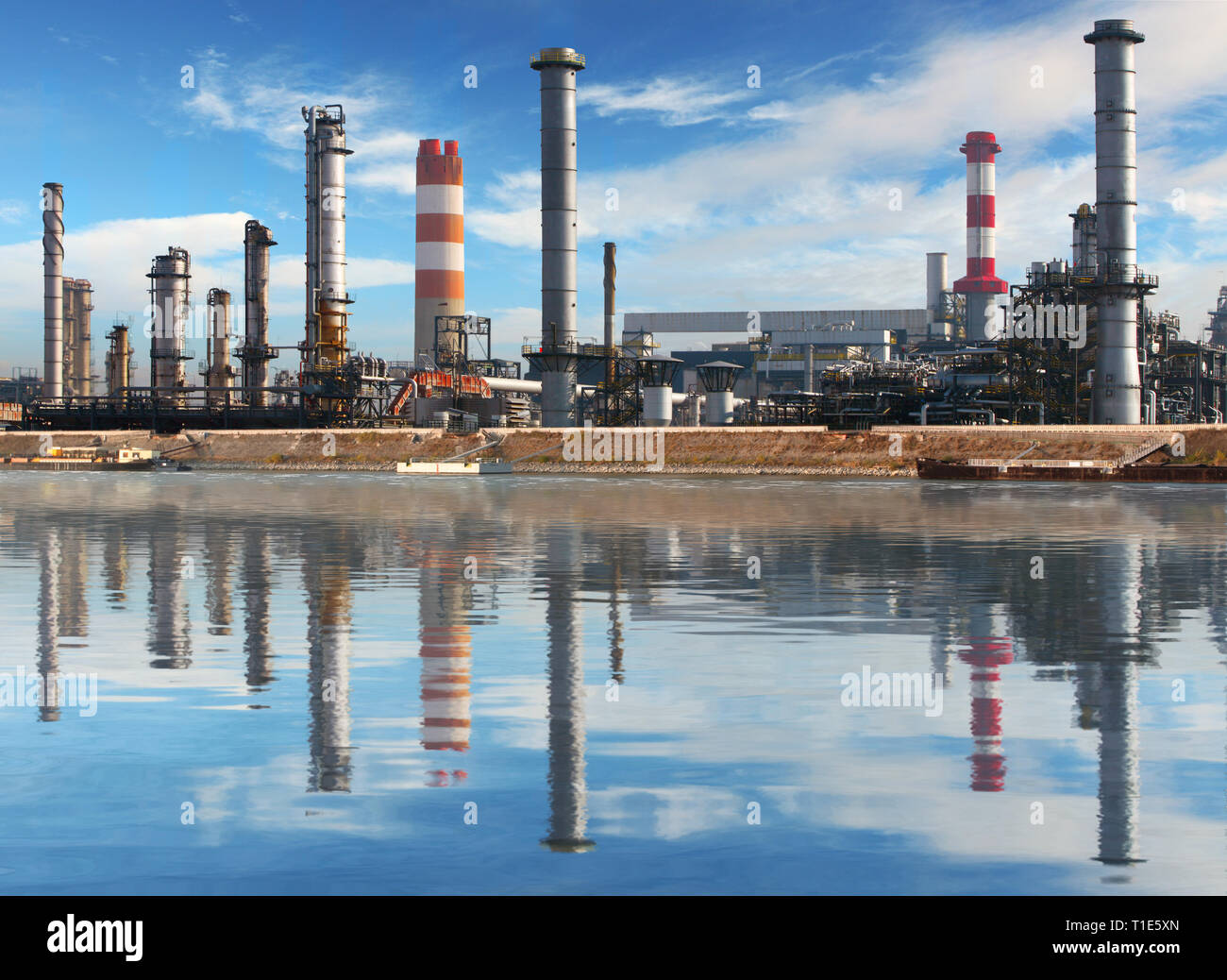 Usine pétrochimique avec reflet dans l'eau, l'industrie pétrolière Banque D'Images