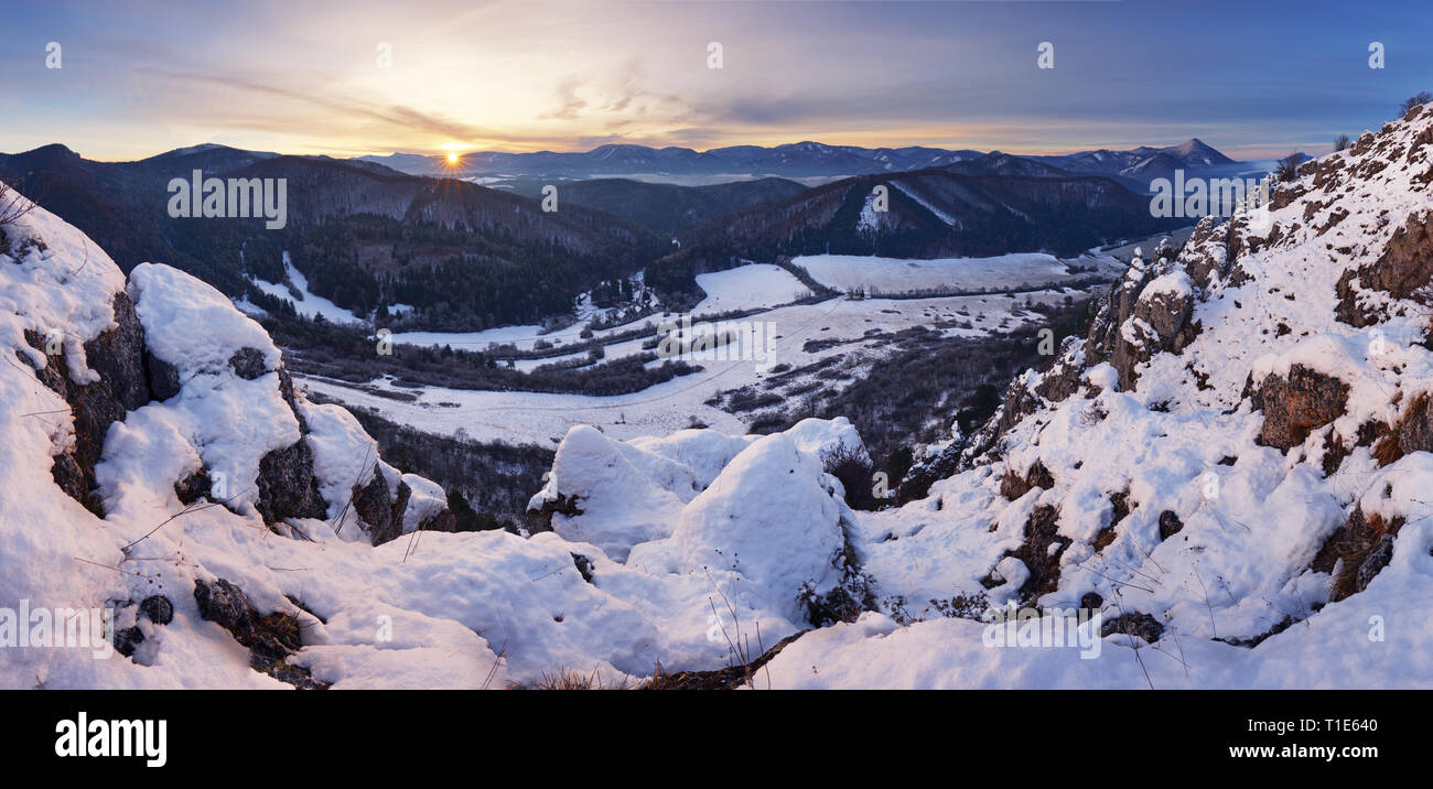 Panorama de montagne d'hiver Banque D'Images