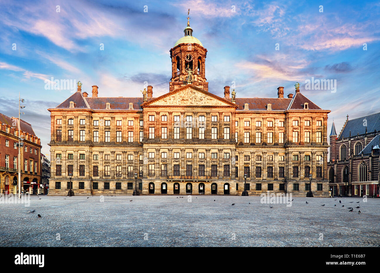 Palais Royal à la place du Dam à Amsterdam, Pays-Bas. Pas de personnes dans la place du Dam à Amsterdam, Pays-Bas. Banque D'Images