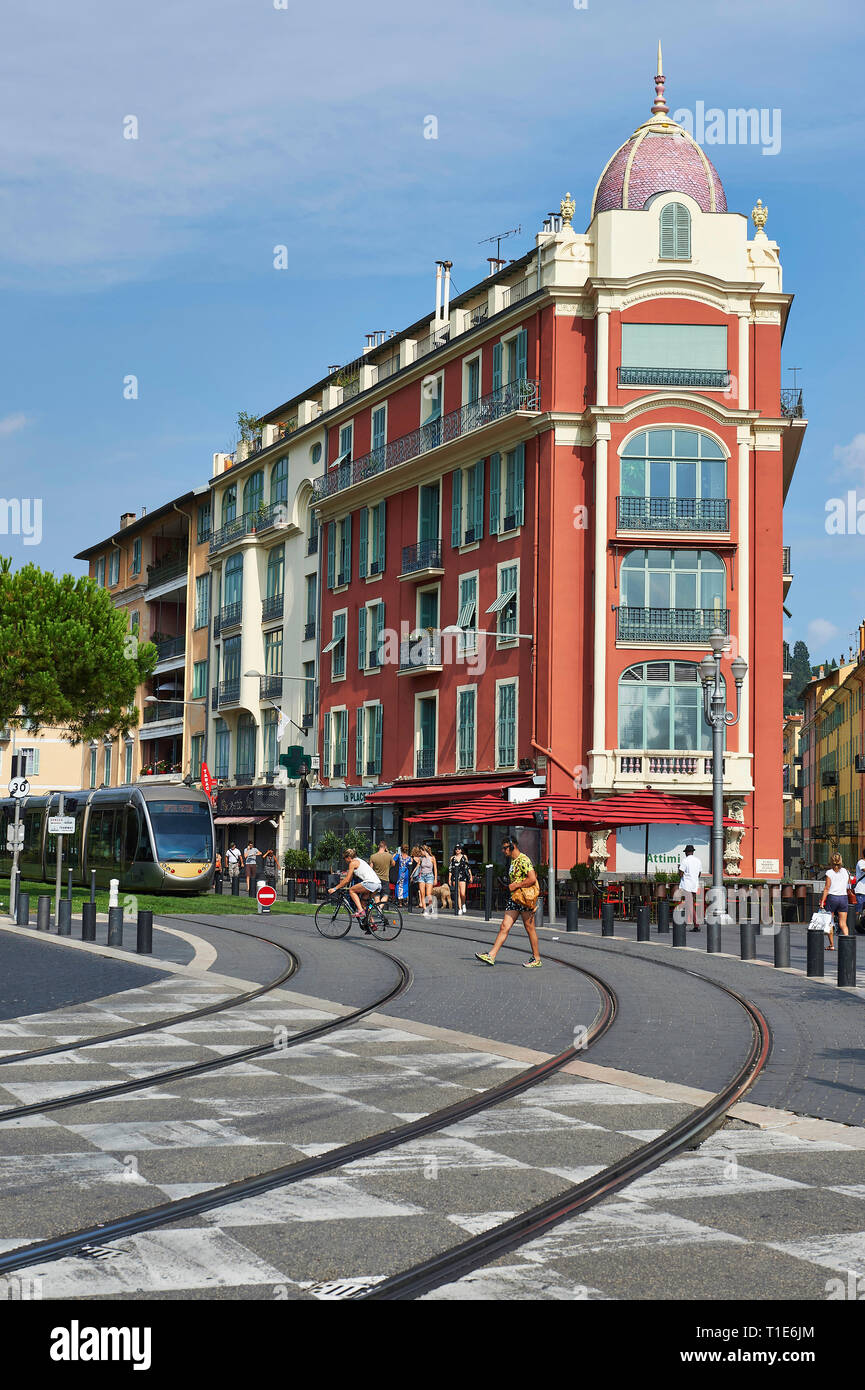 Nice (sud-est de la France) : bâtiment et la ligne de tramway le long du boulevard  Jean Jaurès *** *** légende locale Photo Stock - Alamy