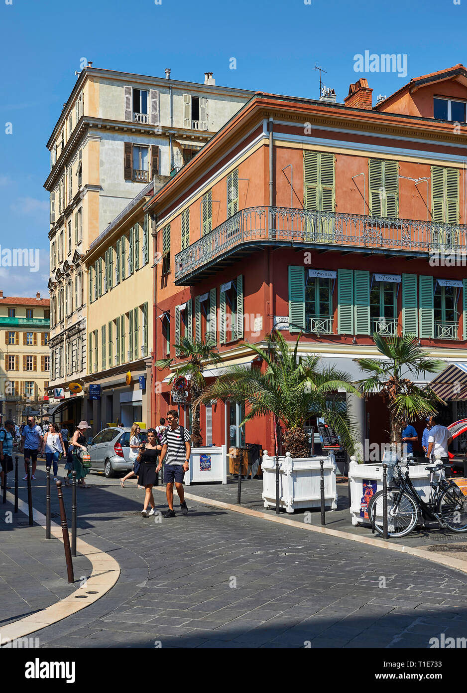 Nice (sud-est de la France) : le "Cours Saleya" rue de la vieille ville de Nice *** *** légende locale Banque D'Images