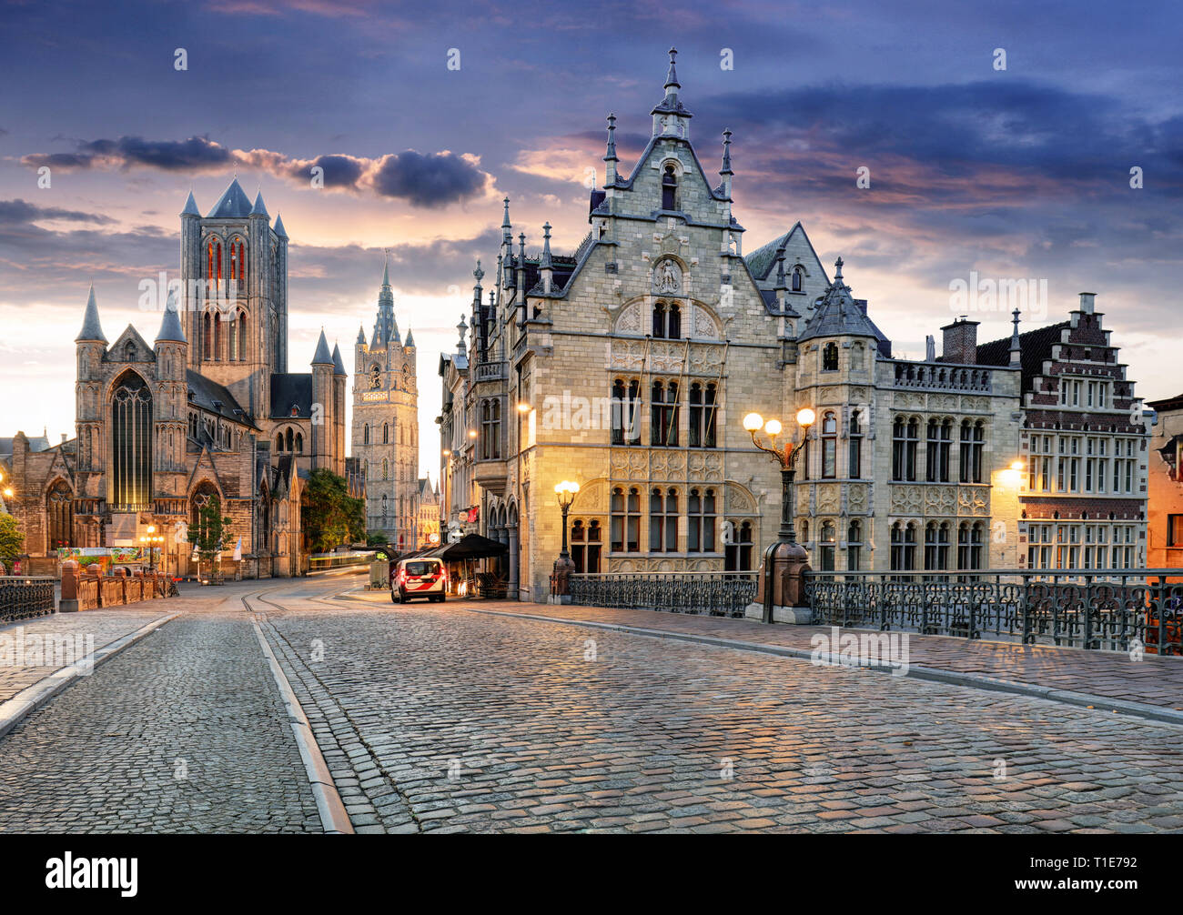 Gand, Belgique avec Saint Nicholas Church et Belfort tower au crépuscule, moment lumineux en Flandre. Banque D'Images
