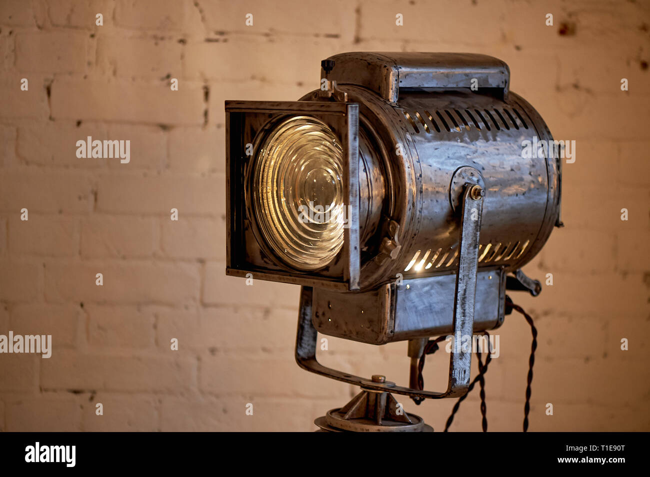 Vieux film projecteur avec une lentille et une lampe chaude. Sur un trépied  Photo Stock - Alamy