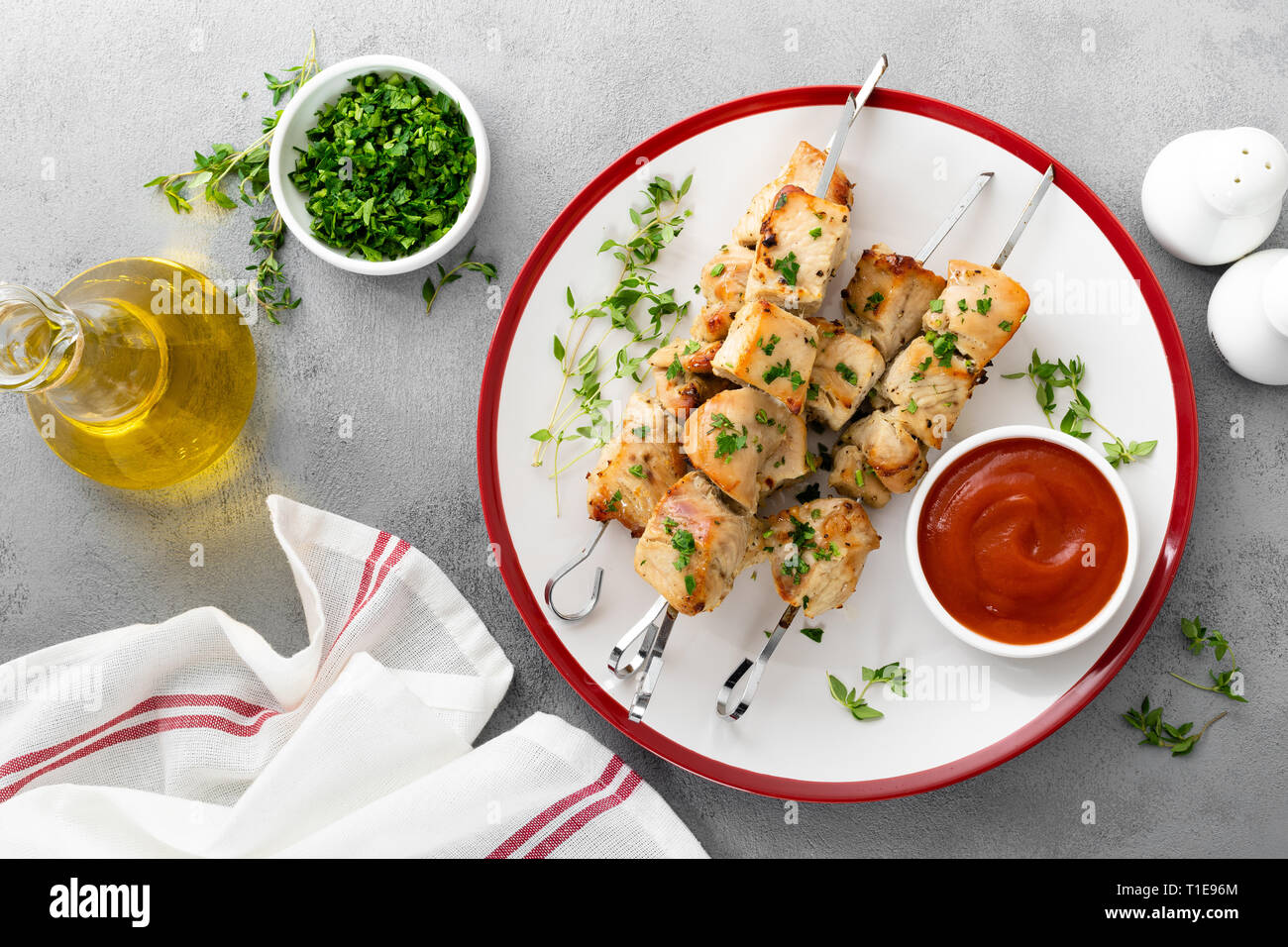 Brochettes de viande grillée, poulet shish kebab vue supérieure Banque D'Images