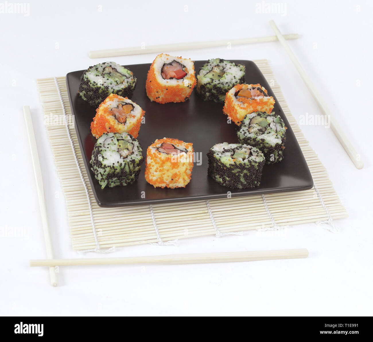 Différents types de Maki sushi sur une plaque noire Banque D'Images