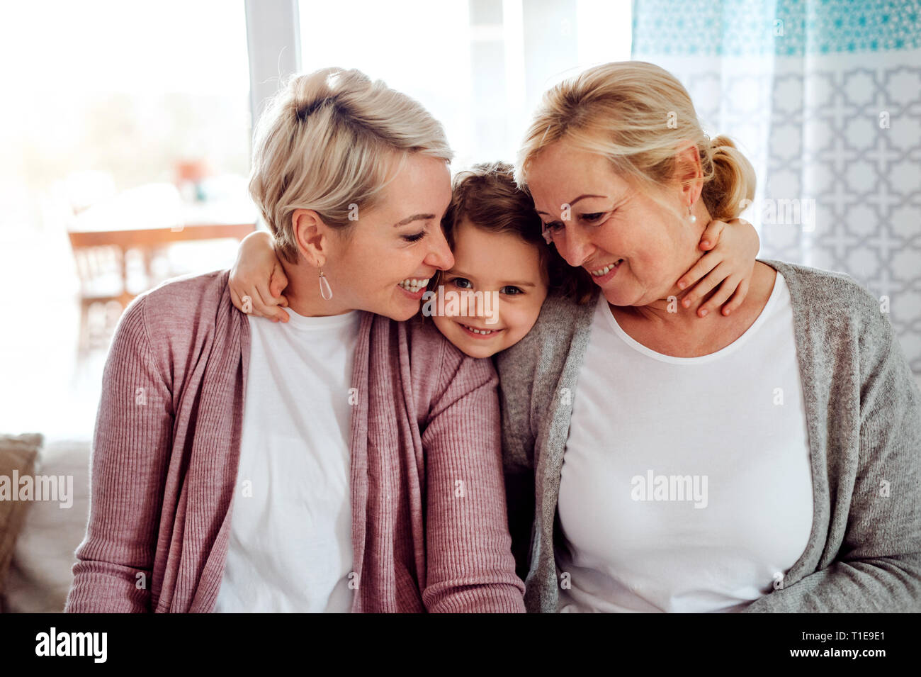 Un portrait de petite fille avec la mère et grand-mère à la maison. Banque D'Images