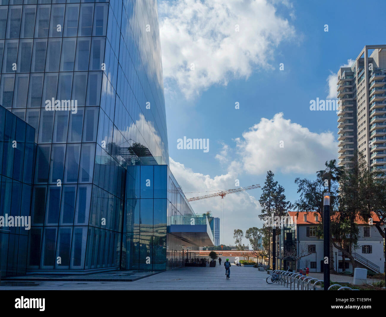 Face en verre moderne, les immeubles de grande hauteur à Tel Aviv, Israël Banque D'Images