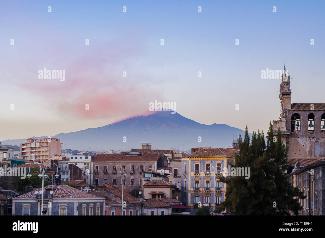 Vue du coucher de soleil du centre-ville de Catane avec Piazza Carlo Alberto di Savoia, Basilique Maria Santissima et volcan l'Etna en arrière-plan. Banque D'Images