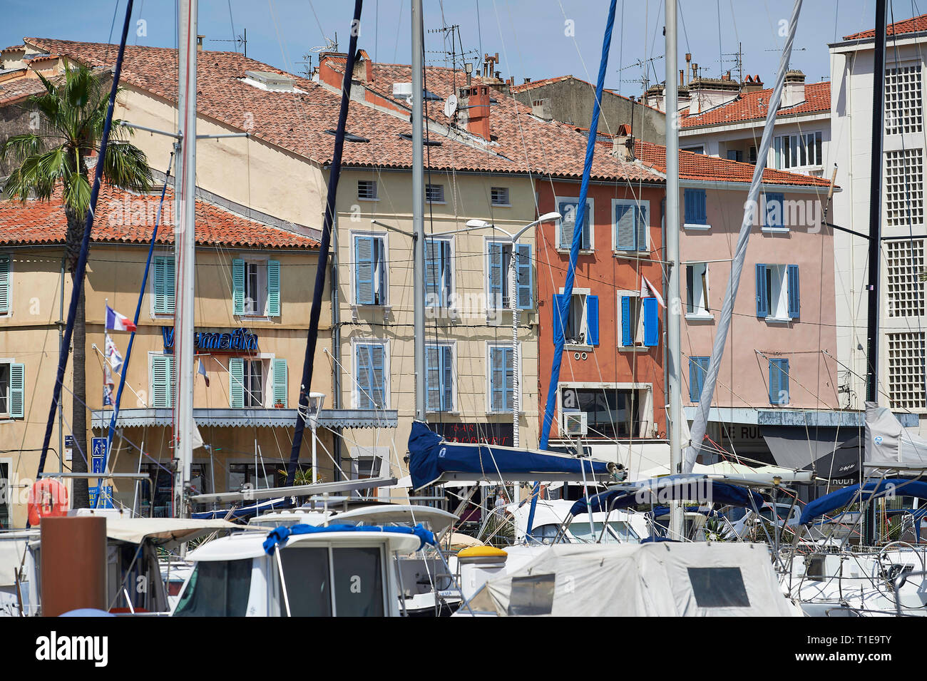 La Seyne-sur-Mer (sud-est de la France) : ' quai Saturnin Fabre ' quay. Les bâtiments donnant sur la marina *** *** légende locale Banque D'Images