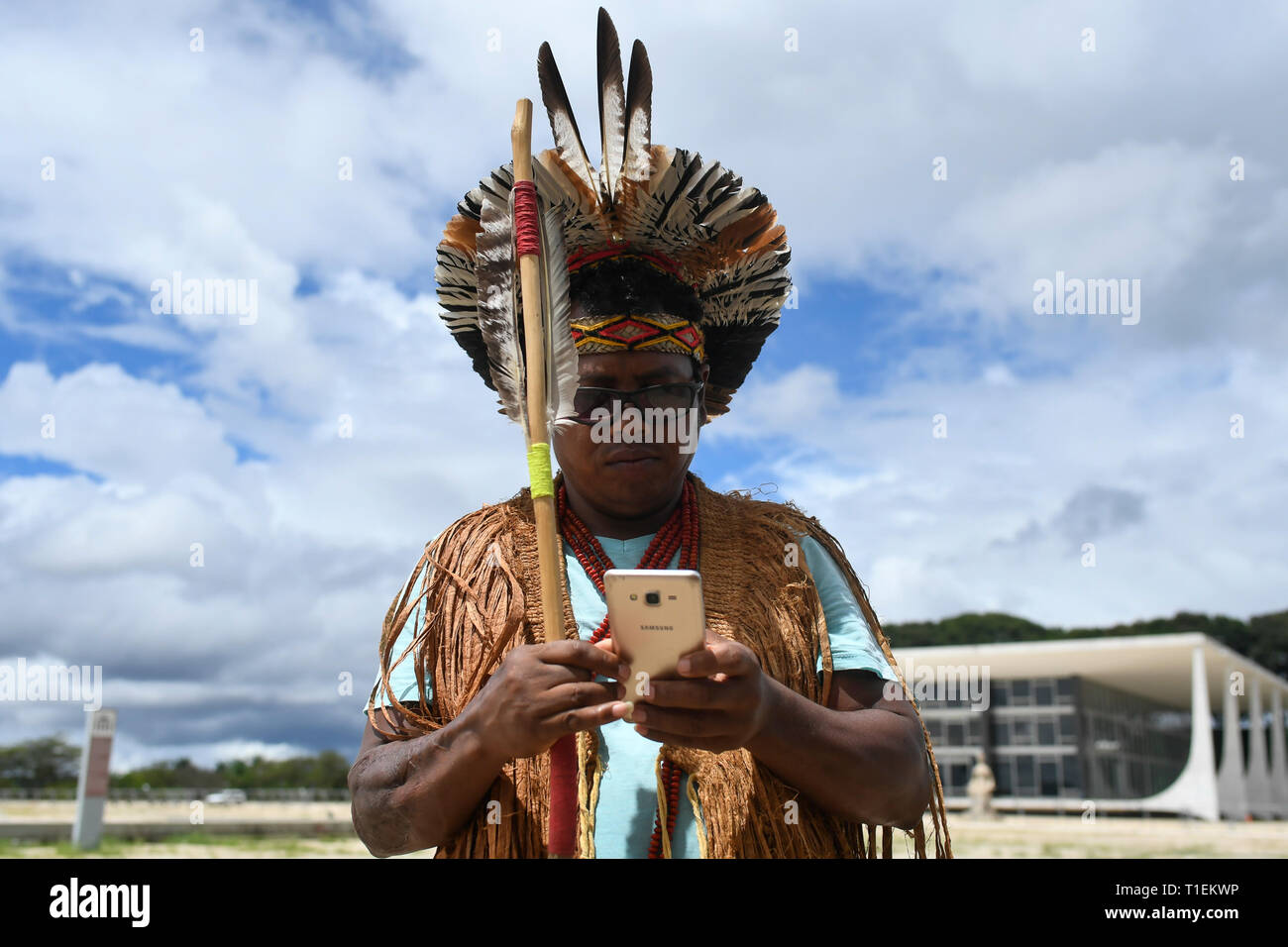 DF - Brasilia - 03/26/2019 - Manifestation des Indiens Pataxos - Indiens Pataxos sont vus ce mardi, 26 mars, l'accomplissement des actes de la Praca dos Tres Poderes qui protestaient pour la santé autochtone. Photo : Mateus Bonomi / AGIF Banque D'Images