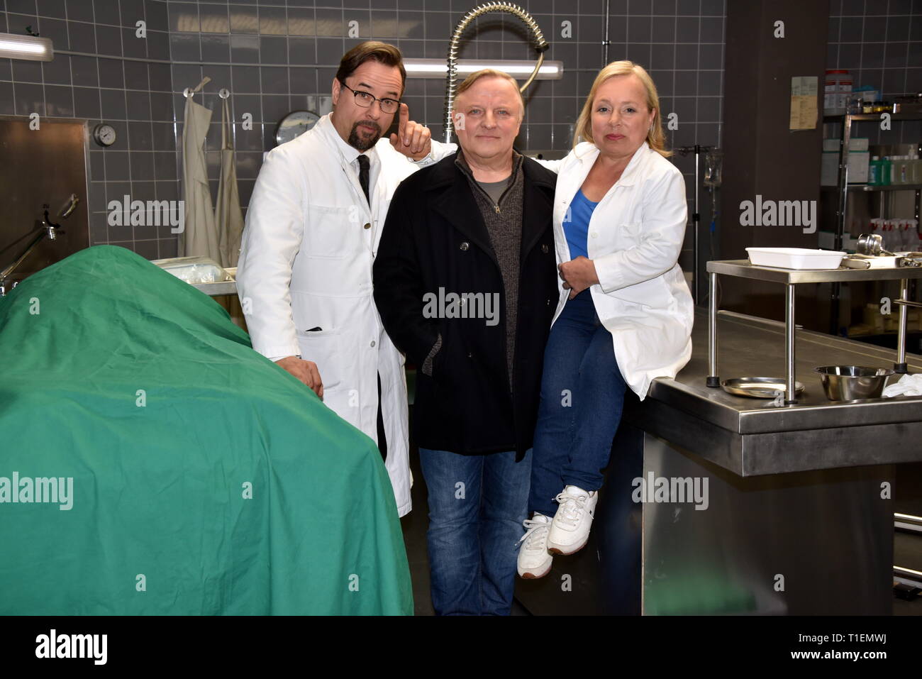 26 mars 2019, Berlin, Cologne : les acteurs Jan Josef Liefers (l-r), Axel Prahl et Christine Urspruch stand dans les décors de médecine légale pendant une séance photo au "Tatort Münster - Lakritz" (AT). Photo : Horst Galuschka/dpa Banque D'Images