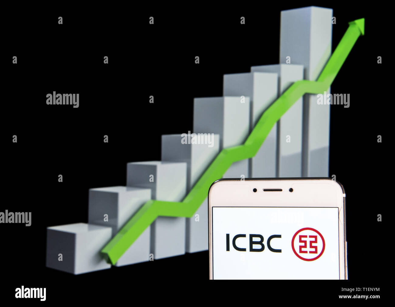 Hong Kong. Feb 11, 2019. Sur cette photo, l'illustration d'une multinationale chinoise Banking Company et la plus grande banque du monde Banque industrielle et commerciale de Chine (ICBC) logo est vu sur un appareil mobile Android courbe de croissance avec une montée à l'arrière-plan. Budrul Chukrut Crédit : SOPA/Images/ZUMA/Alamy Fil Live News Banque D'Images