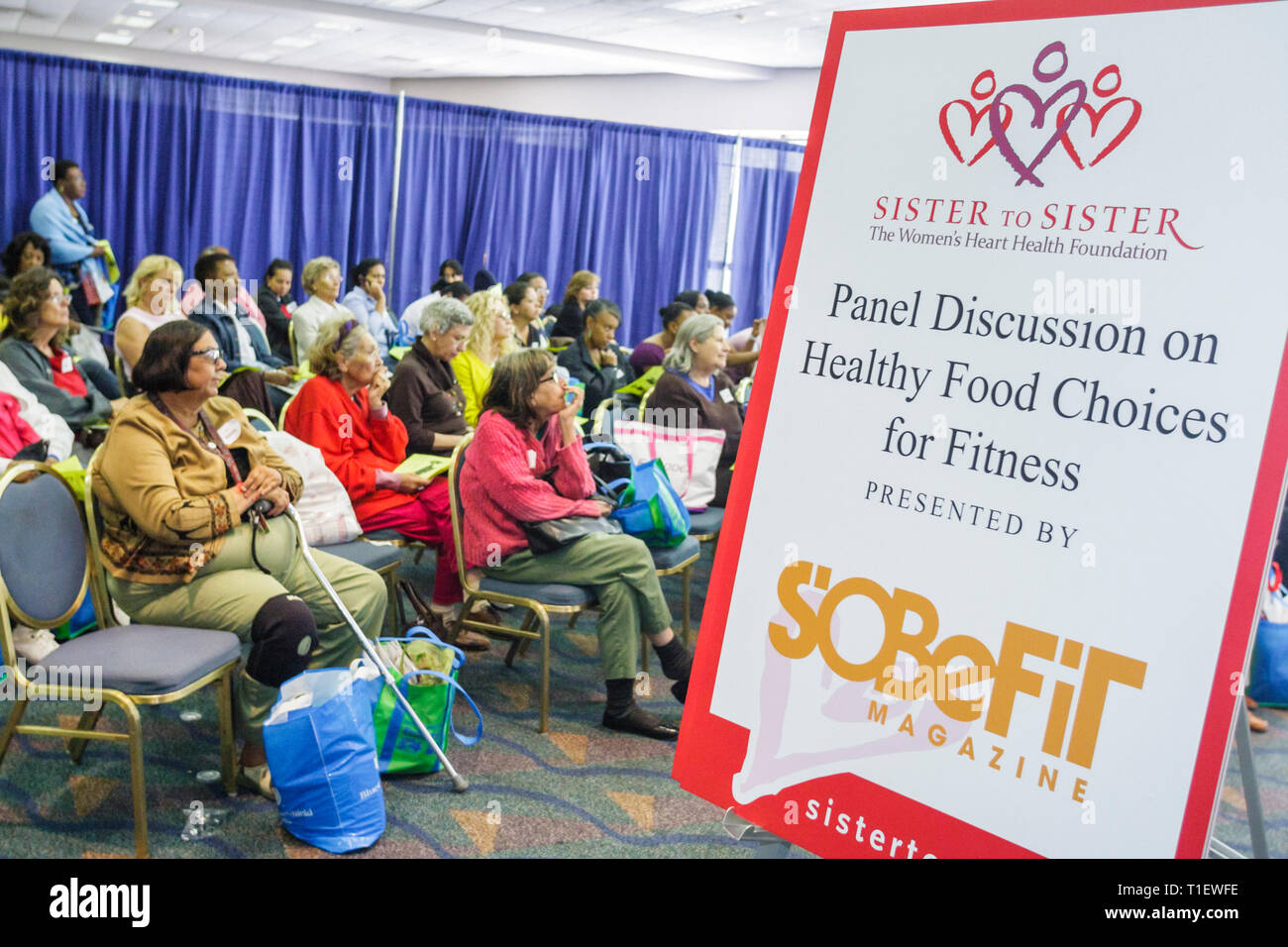 Miami Florida,James L. Knight Centre,centre,femme,femme,femme,hommes de