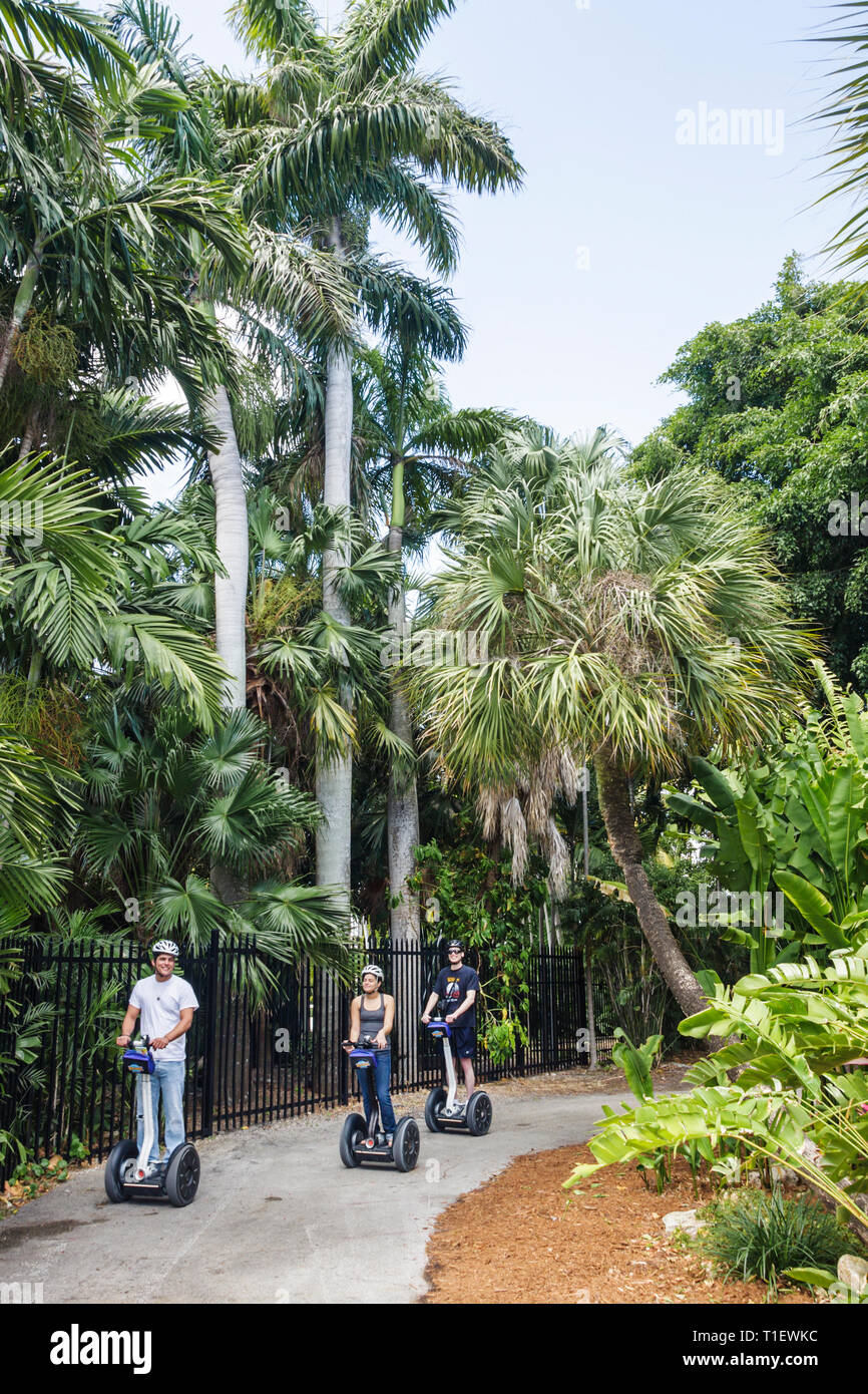 Miami Beach Florida,jardin botanique,jardinage,plantes,palmiers,Segway,auto-équilibrage,véhicule électrique,visite,homme hommes,femme femme femmes,casque,sentier Banque D'Images