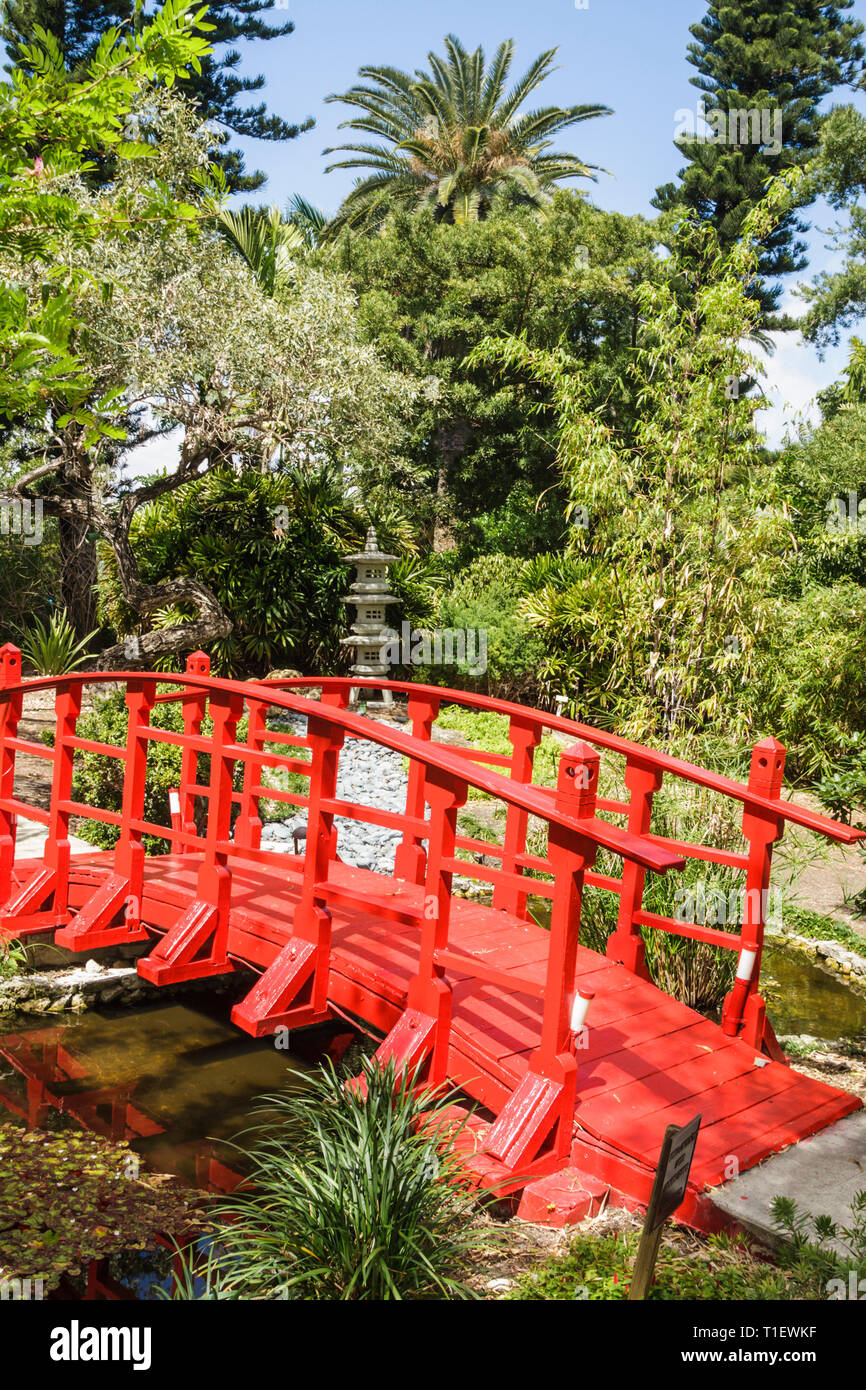 Miami Beach Florida,jardin botanique,jardinage,plantes,horticulture,pont japonais,rouge,pagode,arbres,feuillage,FL090308015 Banque D'Images