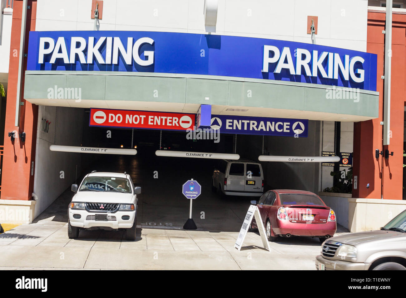 Miami Florida,boutiques à Midtown,parking,garage,entrée,avant,entrée,sortie,SUV,voitures,véhicule,panneau,logo,les visiteurs voyagent tourisme touristique Banque D'Images