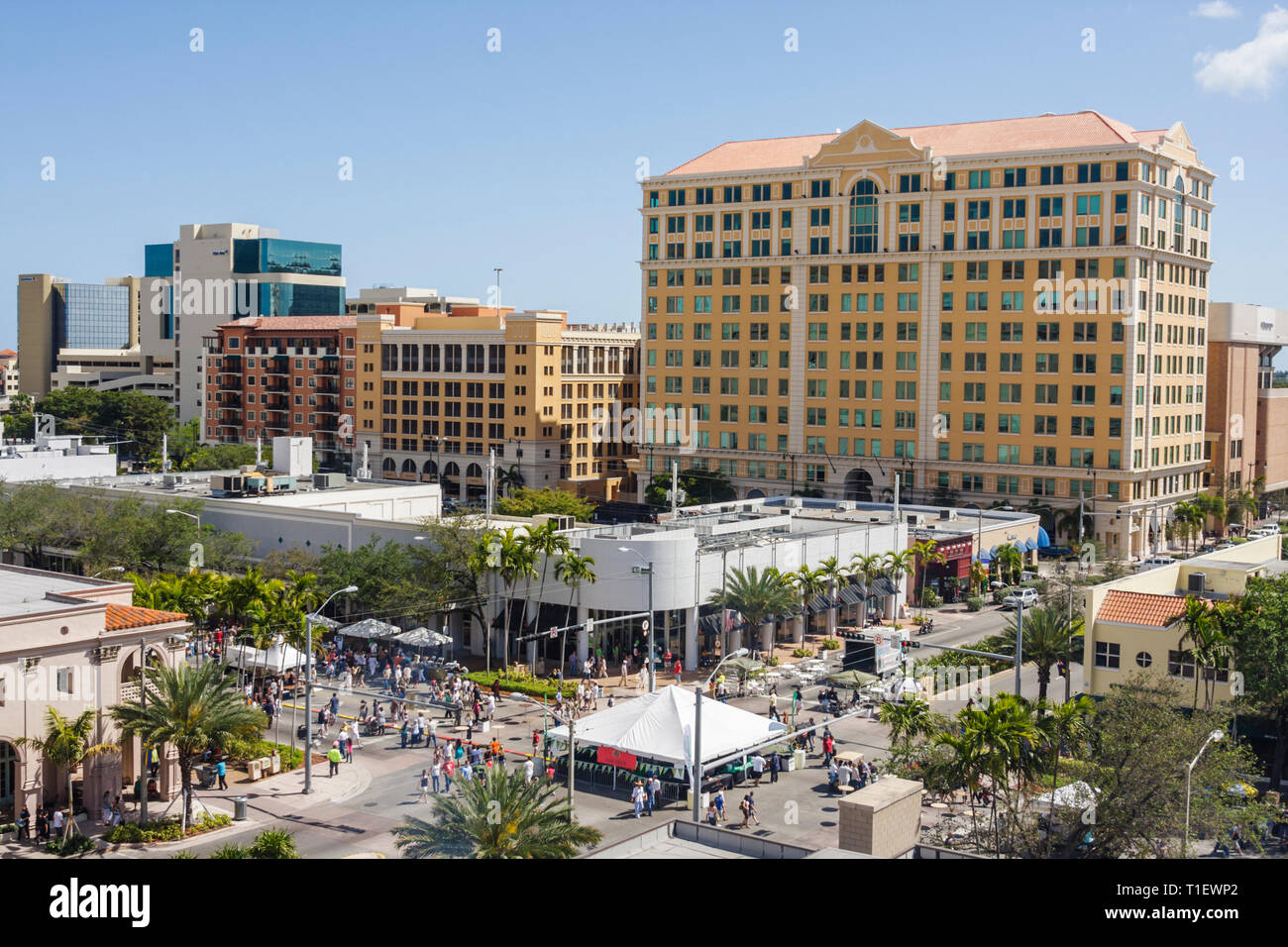 Miami Florida,Coral Gables,Coral Way,Miracle Mile,centre,centre-ville,carnaval,Carnaval on the Mile,hispanique overhead,vue,intersection,coin,Street fair Banque D'Images