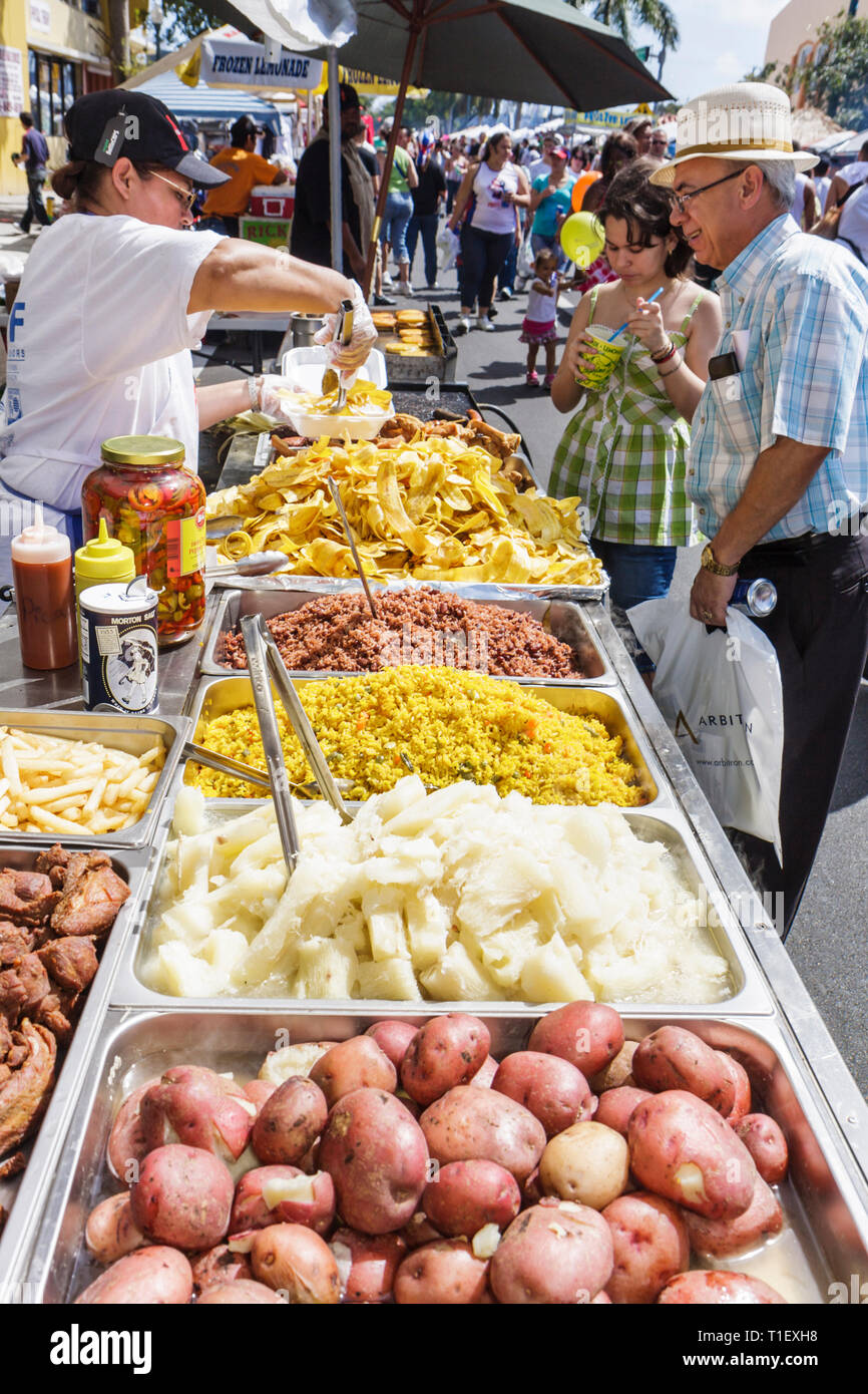 Miami Florida,Little Havana,Calle Ocho,festival,foire de rue,cuisine ethnique hispanique,extérieur,vendeurs,stalles stands stand marché,vente,nourriture Nicaragua, Banque D'Images