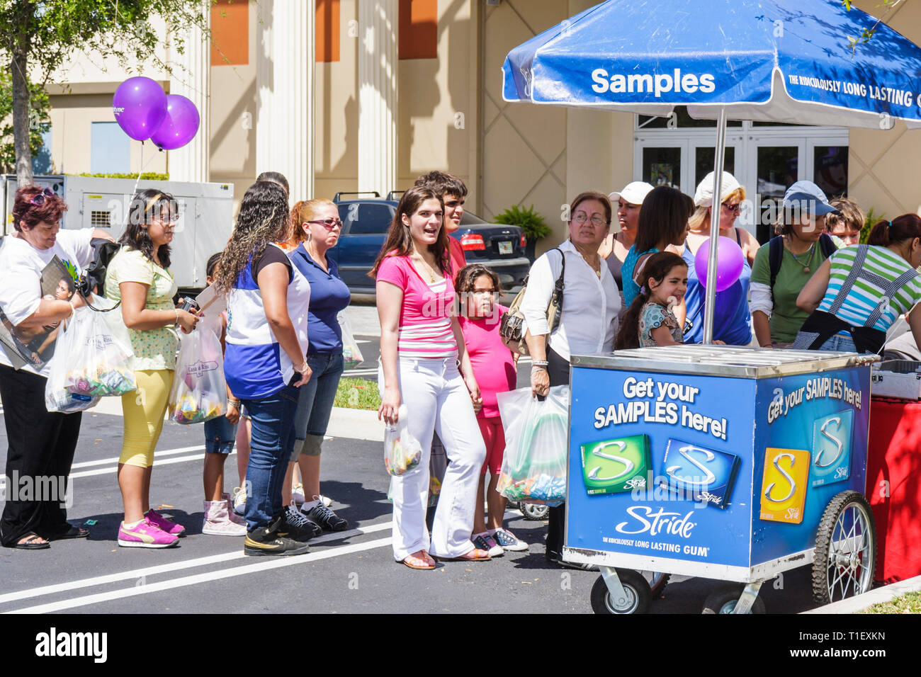 Miami Florida,Little Havana,Calle Ocho,festival,Street fair,hispanique Stride,gum,compagnie,publicité,annonce,marché de niche,démographique,produit promotionnel Banque D'Images