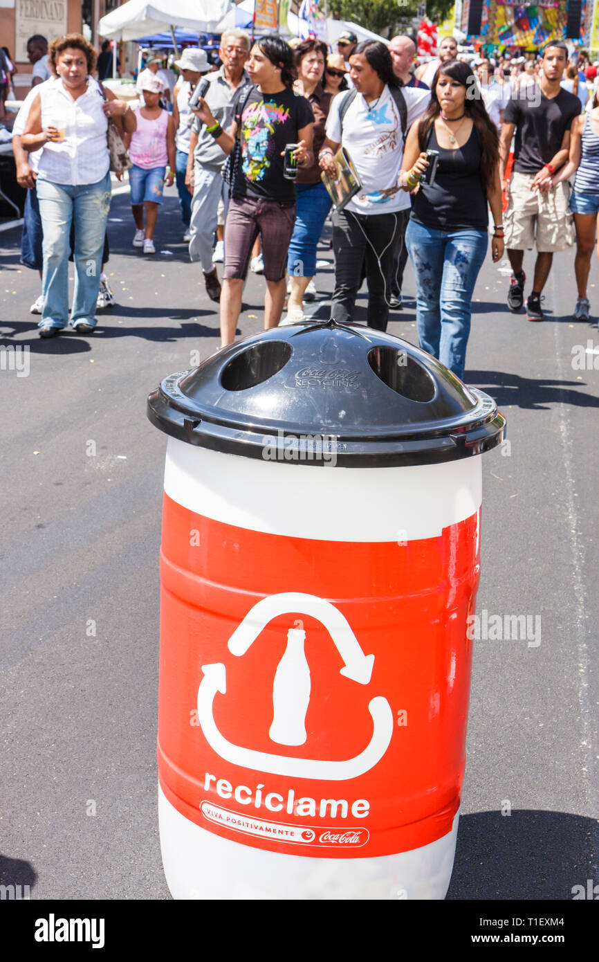 Miami Florida,Little Havana,Calle Ocho,festival,Street fair,hispanique foule,recyclage,recyclage,corbeille,bac,langue espagnole,bilingue signe,pollution,Green Movem Banque D'Images