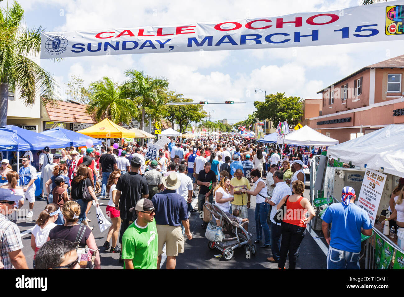 Miami Florida,Little Havana,Calle Ocho,festival,Street fair,Hispanic man hommes, femme femmes,multi ethnique,foule,marche,marche,stalle,stalles Banque D'Images