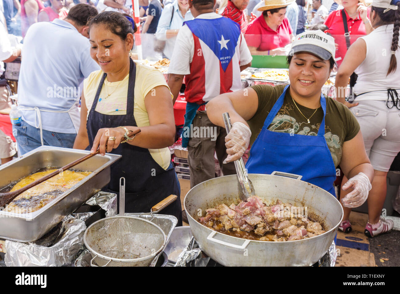 Miami Florida,Little Havana,Calle Ocho,festival,Street fair,hispanique ethnique,nourriture,extérieur,vendeurs stall stands stands stand stand marché, vendeur,s Banque D'Images