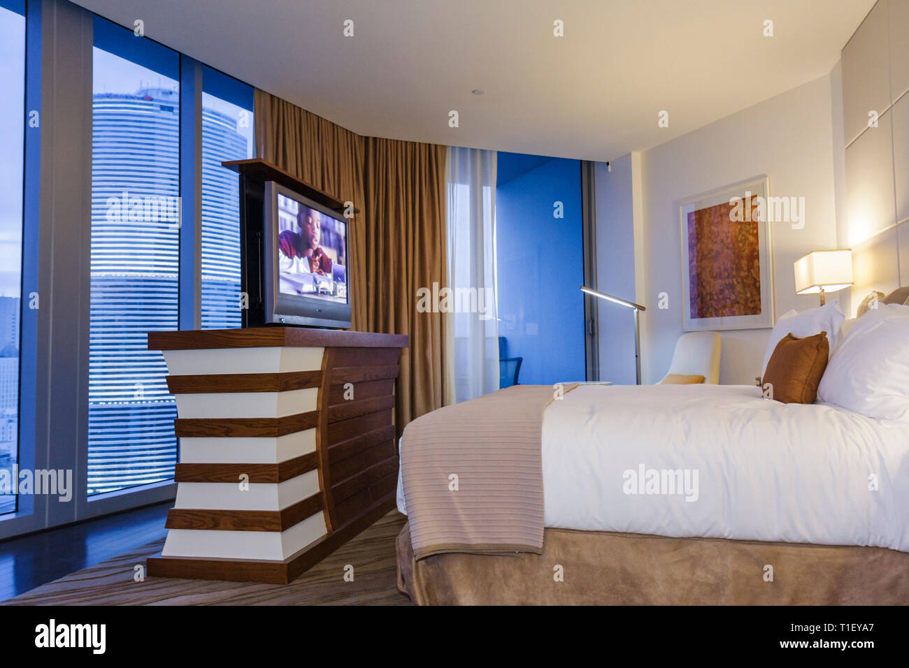 Miami Florida,Epic,hôtel,luxe,boutique,hébergement,hospitalité,chambre,lit,lampes,tables,TV à écran plat,décor moderne,design intérieur,FL090322069 Banque D'Images