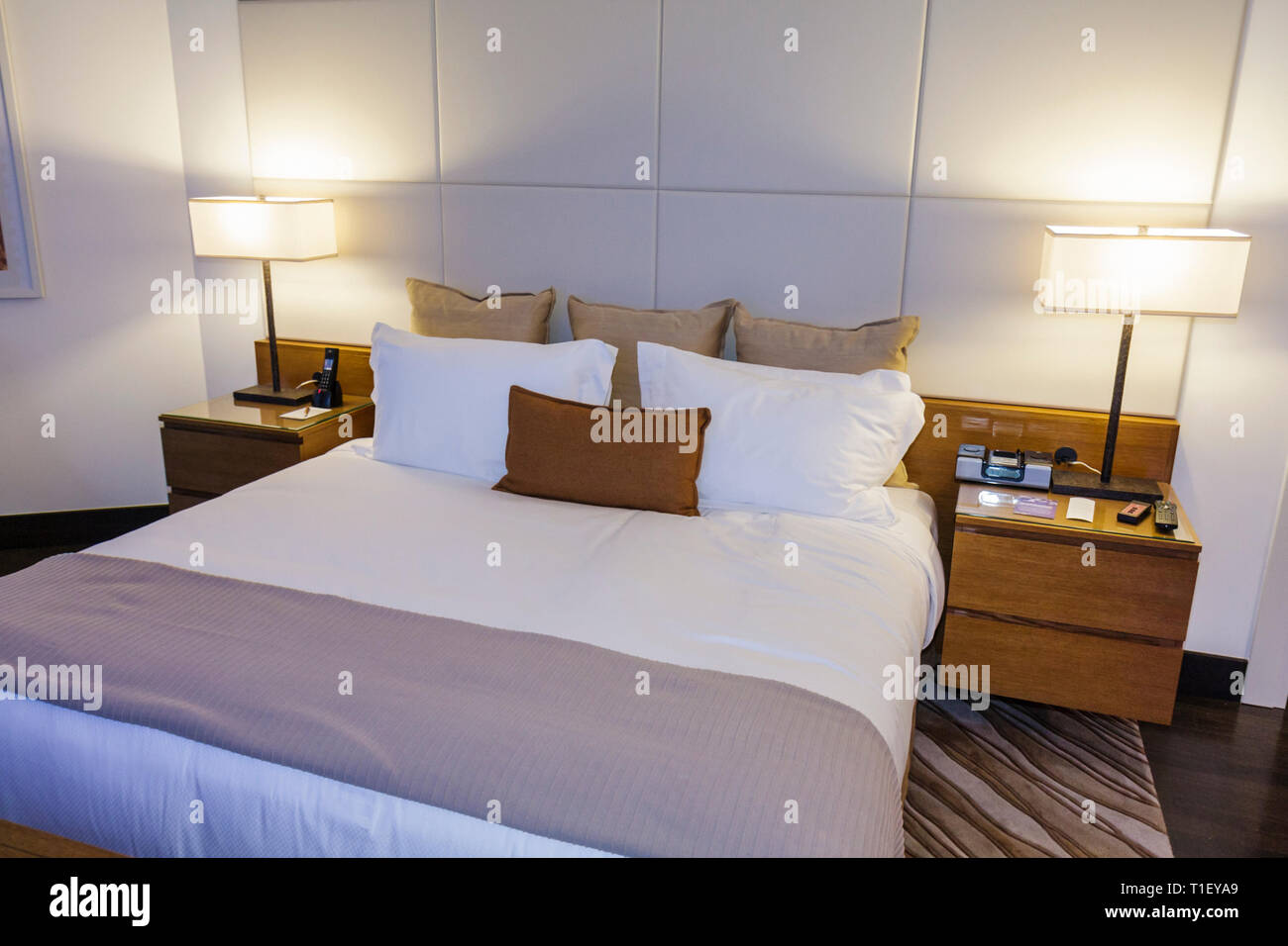 Miami Florida,Epic,hôtel,luxe,boutique,hébergement,hospitalité,chambre,lit,lampes,tables,TV à écran plat,décor moderne,design intérieur,FL090322070 Banque D'Images