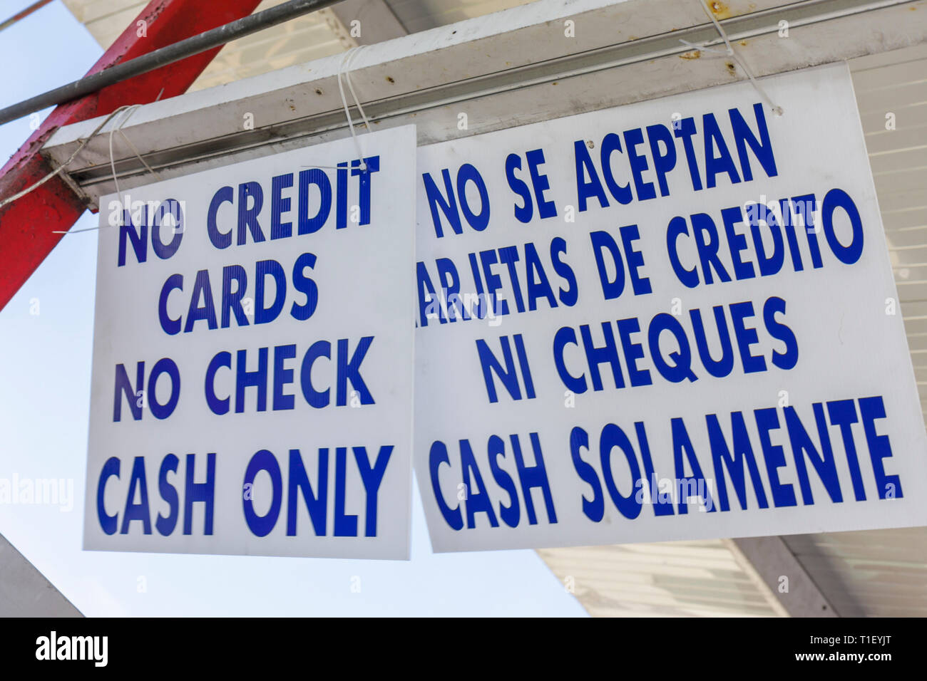 Miami Florida,panneau,espèces seulement,pas de carte de crédit,pas de chèques,bilingue,espagnol,anglais,langue,bilingue,FL090329002 Banque D'Images