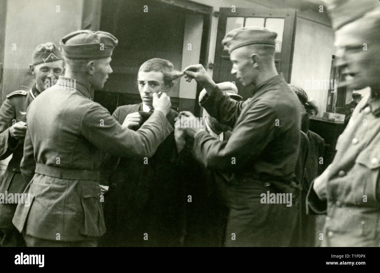 L'Allemagne, la Pologne, LA SECONDE GUERRE MONDIALE, la guerre contre la Pologne, à Lodz, la persécution des Juifs, les soldats allemands ont coupé les cheveux d'un des jeunes Juifs, septembre 1939. Additional-Rights Clearance-Info,--Not-Available Banque D'Images