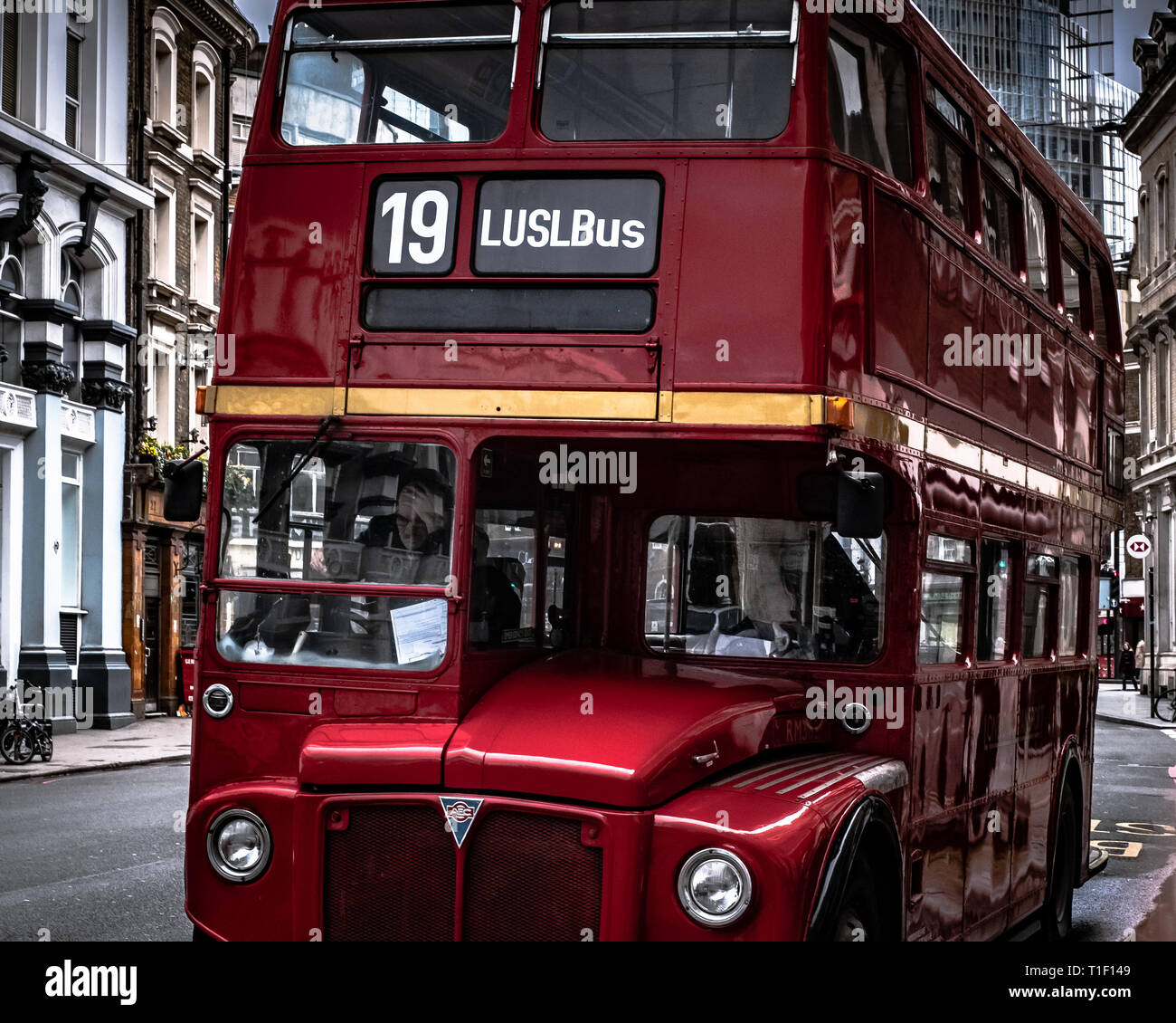 London, Royaume-Uni : un retro double decker bus est en attente dans une gare. Banque D'Images