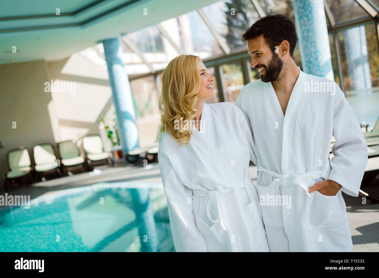 Portrait of attractive couple dans le centre de spa Banque D'Images