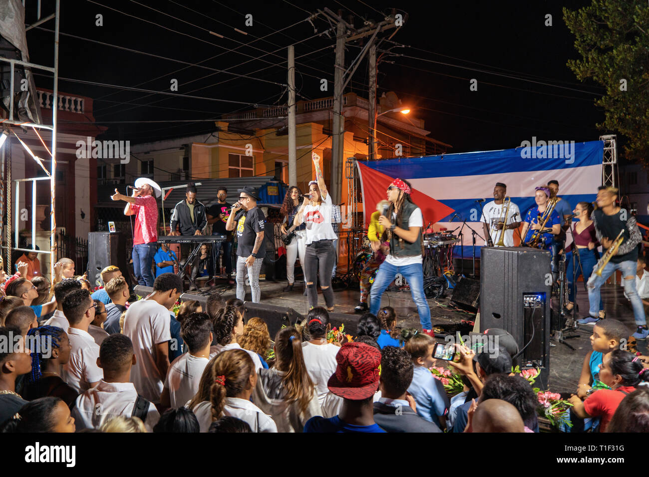 Santa Clara, Cuba - 27 janvier 2019 : Nuit de la performance du groupe de musique libre qva vu du public. Les jeunes gens qui suivent l'exécution de t Banque D'Images