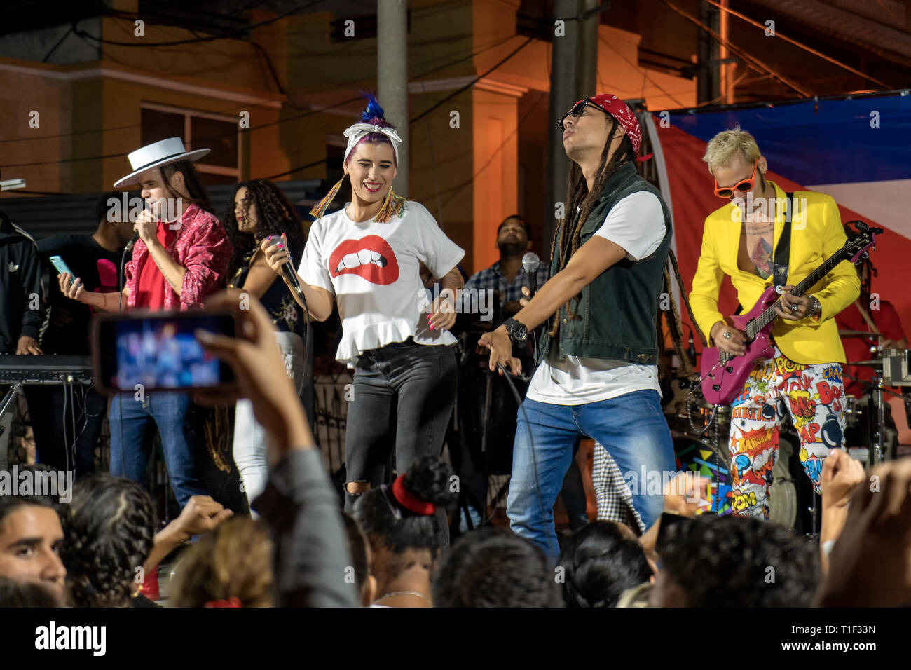 Santa Clara, Cuba - 27 janvier 2019 : Nuit de la performance du groupe de musique libre qva vu du public. Les jeunes gens qui suivent l'exécution de t Banque D'Images