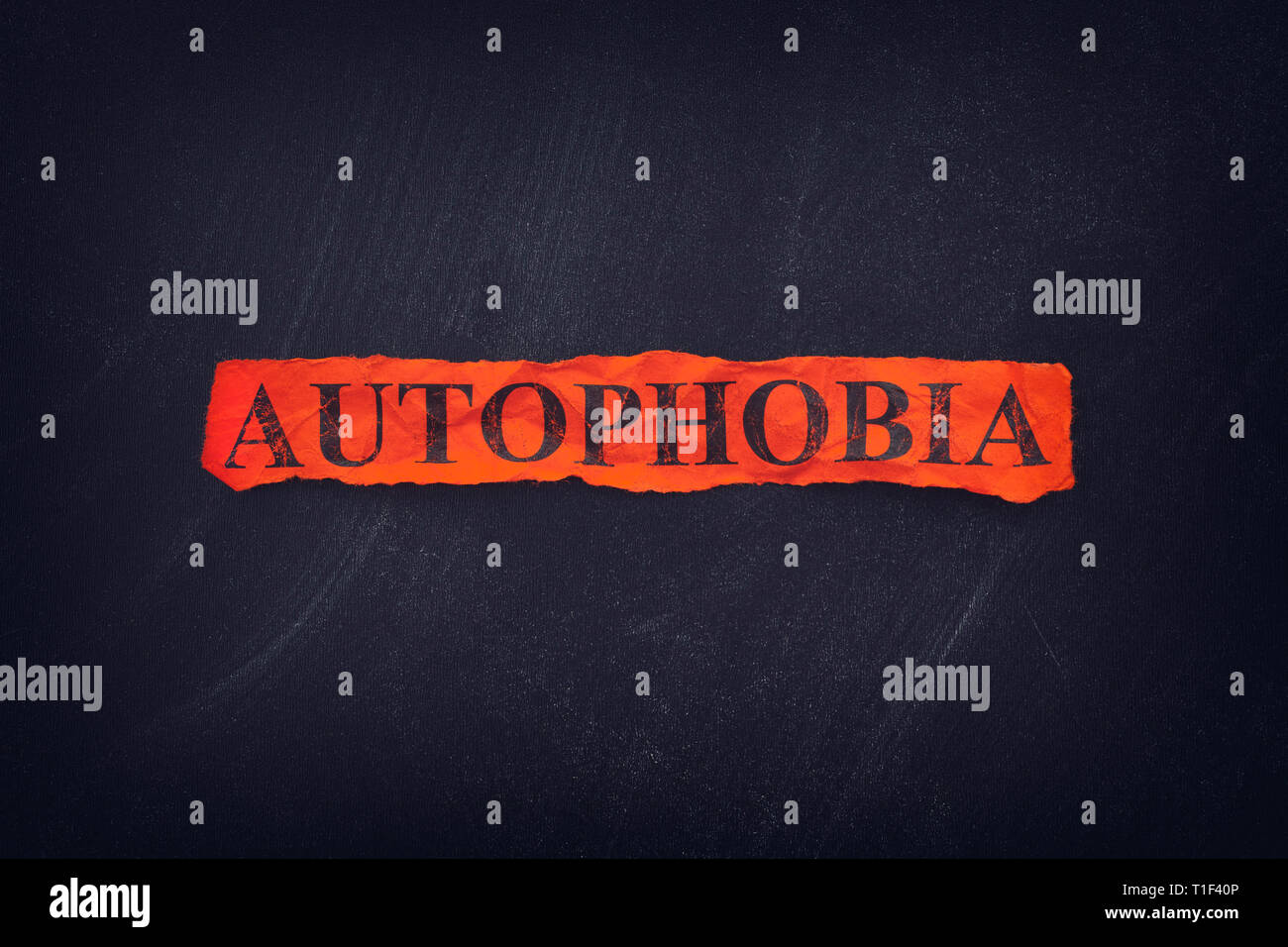Autophobia mot rouge sur bout de papier déchiré. Autophobia - peur d'être seul. Banque D'Images